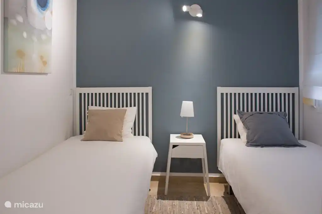 The Blue Room! 2 Twin-Size-90x200. Zimmer in ruhigen Sand, weiß und blau. Mit großen Kleiderschrank.