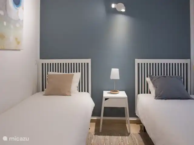 Casa Condes de Iza huren in Spanje, Costa del Sol, Marbella - vakantiehuis De blauwe kamer! 2 eenpersoonsbedden maat 90x200. Kamer in rustige wit, zand-, en blauwtinten. Met groot raam en grote kledingkast.