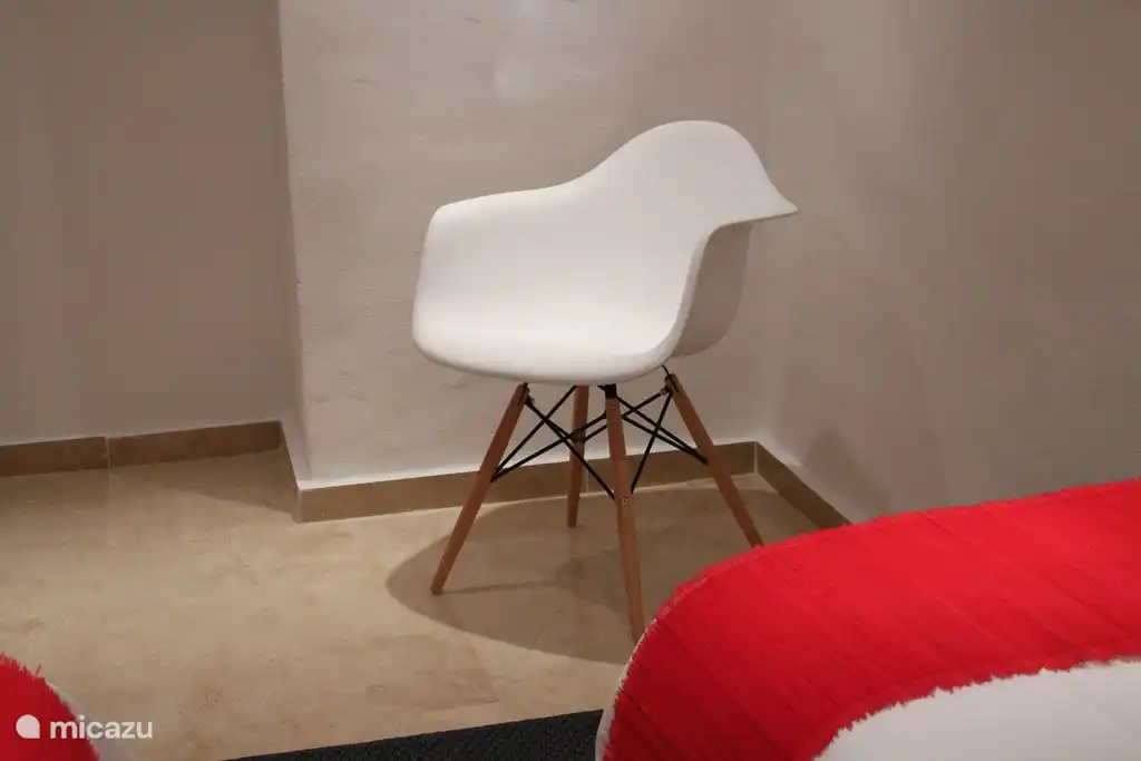 Die Treppe hinunter; Design und frische Farben im roten Schlafzimmer