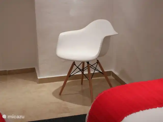 Casa Condes de Iza huren in Spanje, Costa del Sol, Marbella - vakantiehuis De trap af naar beneden; design en frisse kleuren in de rode slaapkamer