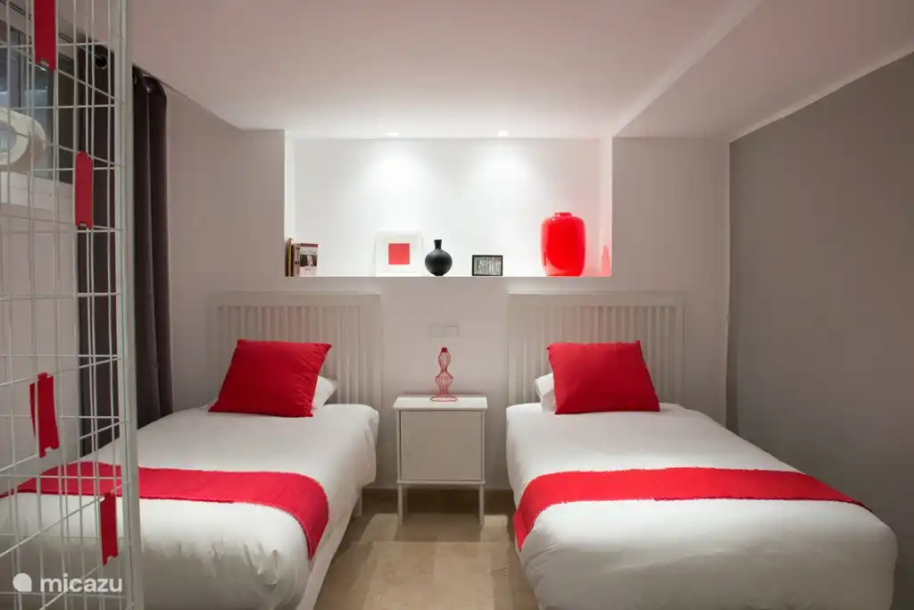 Das rote Zimmer. In Grafik Farben weiß, dunkelgrau und rot. Dieses Zimmer ist auf -1 gesetzt. Wieder ansprechend mit Halogenbeleuchtung.