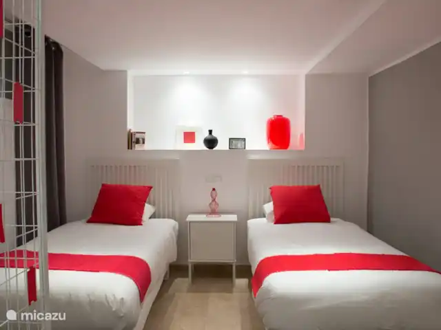 Casa Condes de Iza huren in Spanje, Costa del Sol, Marbella - vakantiehuis In grafische kleuren wit, donkergrijs en frisrood. Deze kamer ligt op souterrain niveau.