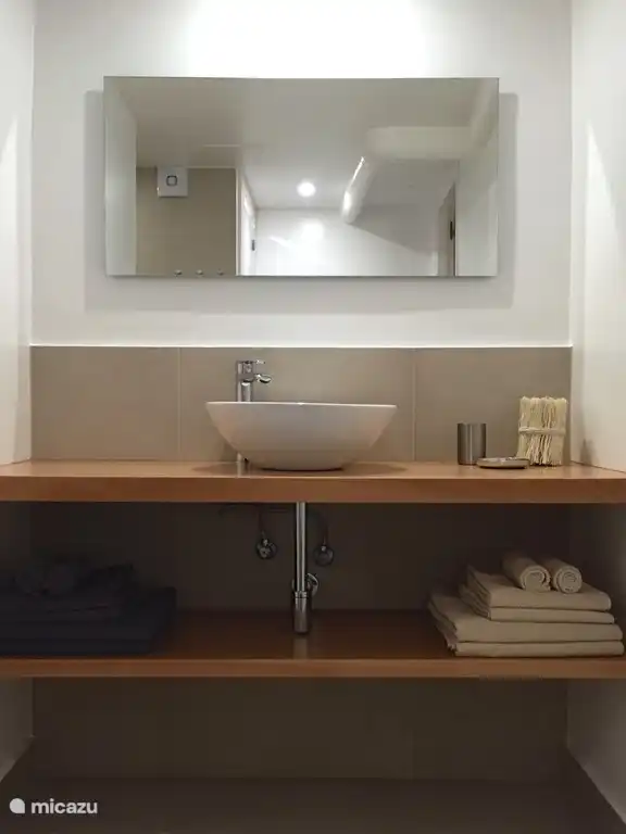 Neu gebautes Badezimmer, April 2016 fertiggestellt. Dieses Badezimmer grenzt an das rote Schlafzimmer