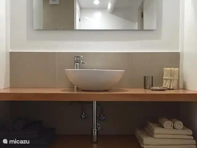 Casa Condes de Iza huren in Spanje, Costa del Sol, Marbella - vakantiehuis Nieuw gebouwde badkamer, opgeleverd april 2016. Deze badkamer grenst aan de rode slaapkamer