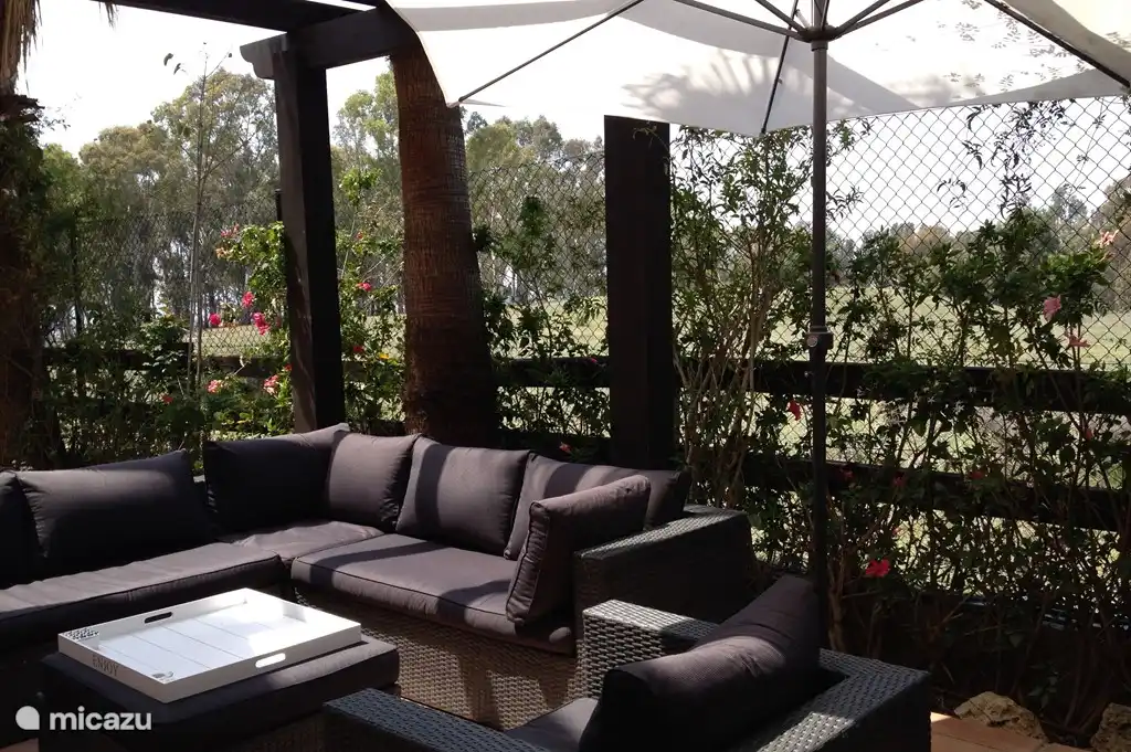 Die Lounge-Sitzbereich draußen, mit viel Privatsphäre, keine hinteren Nachbarn.