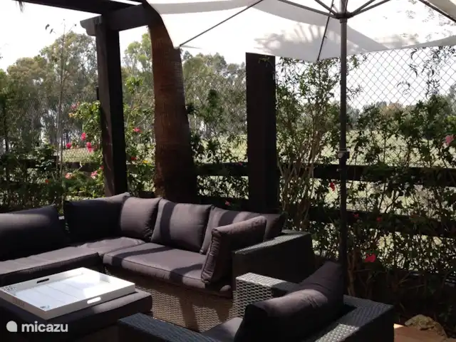 Casa Condes de Iza huren in Spanje, Costa del Sol, Marbella - vakantiehuis De lounge zithoek buiten, met veel privacy, zonder achterburen.