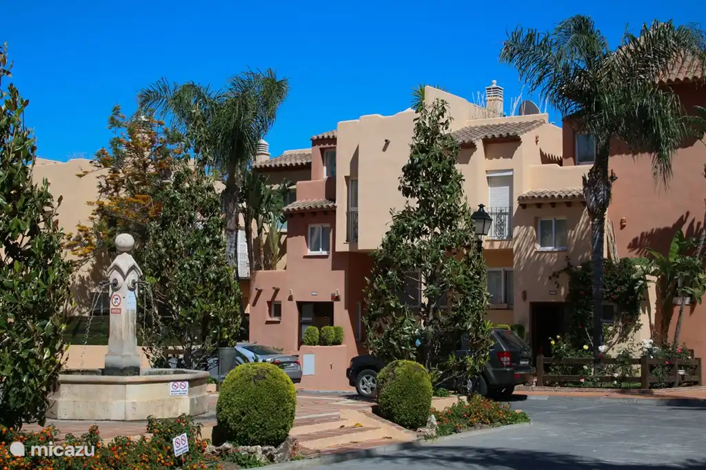 Der Park ist sehr gepflegt und mit viel Grün