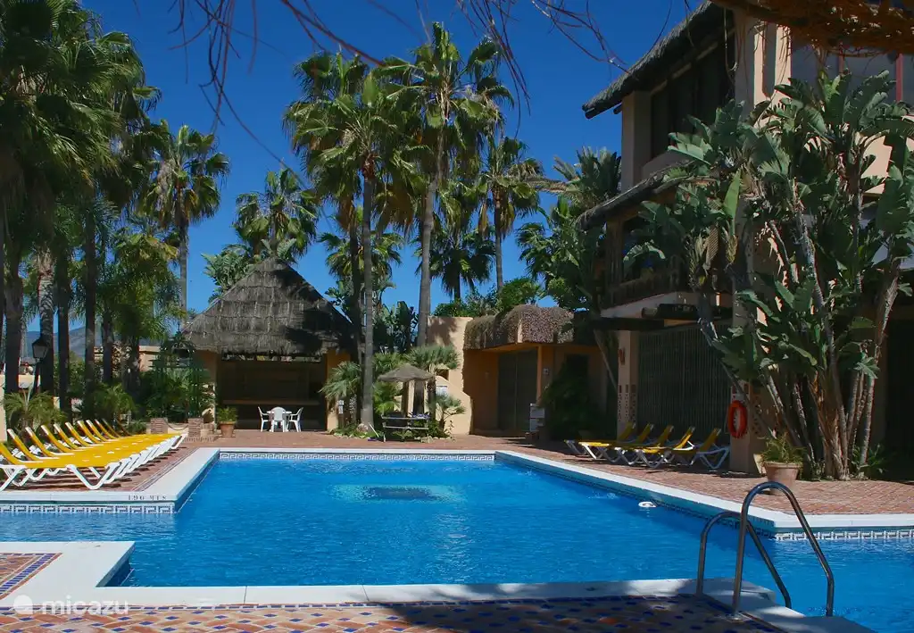 Der 2. Pool mit Sonnenliegen auf der Urbanisierung. So leise wie das andere Bad und auch durch zwei fleißige Brüder / Gärtner, die täglich kümmern uns um die Wartung des gesamten Park gehalten.