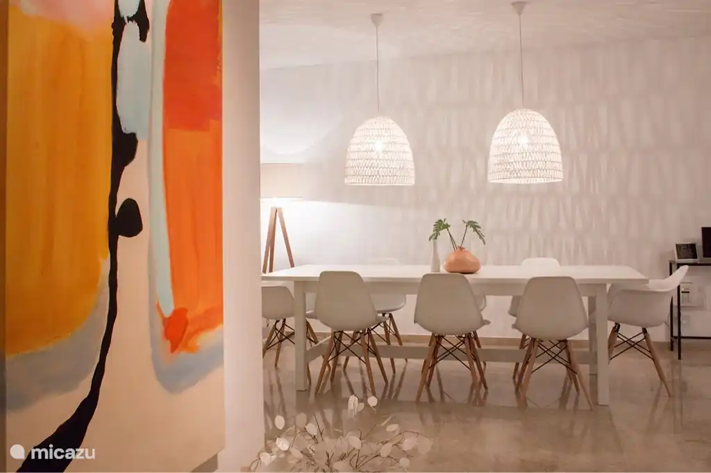 Wohnzimmer mit Blick auf den Esstisch. 3 Ampeln mit Dimmer, für eine stimmungsvolle Beleuchtung. Die oben Tischlampen geben dem Abend eine besondere Wirkung auf den Wänden. Gemälde im Haus sind von Hand von Künstlern gemalt.