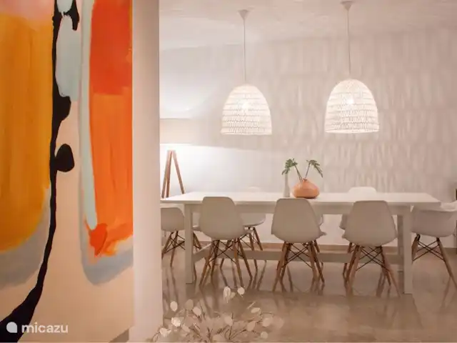 Casa Condes de Iza huren in Spanje, Costa del Sol, Marbella - vakantiehuis Woonkamer met zicht op eettafel. 3 sets lampen met dimmer, voor een sfeervolle verlichting. De lampen boven tafel geven ’s avonds een bijzonder effect op de muren. Schilderijen in huis zijn handgeschilderd door kunstenaars.