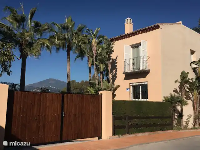 Casa Condes de Iza huren in Spanje, Costa del Sol, Marbella - vakantiehuis in 2016 is het open hek vervangen door een gesloten hek waardoor de tuin nog meer privacy biedt