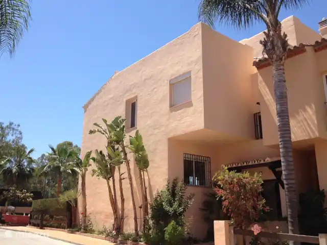 Casa Condes de Iza huren in Spanje, Costa del Sol, Marbella - vakantiehuis zijgevel en voordeur