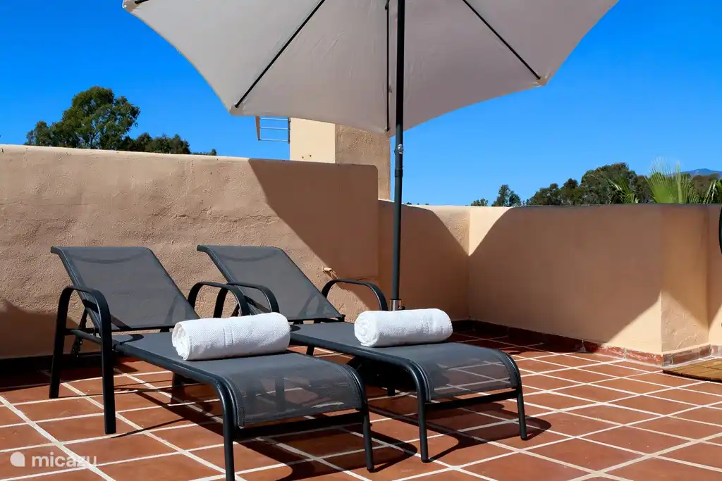 Der andere Winkel auf der Dachterrasse mit Sonnenliegen