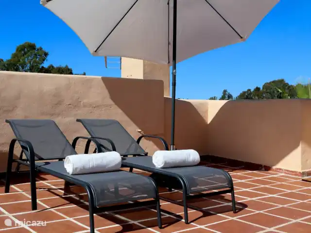 Casa Condes de Iza huren in Spanje, Costa del Sol, Marbella - vakantiehuis De andere hoek op het dakterras met ligbedden