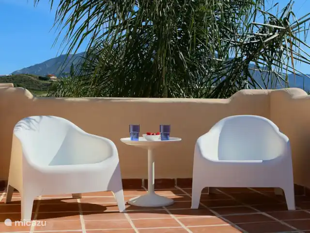 Casa Condes de Iza huren in Spanje, Costa del Sol, Marbella - vakantiehuis In totaal 4 grote loungestoelen. Een heerlijke plek om te ontbijten of ’s avonds de dag af te sluiten. Op de achtergrond La Concha, de berg die zorgt voor het heerlijke microklimaat in Marbella.