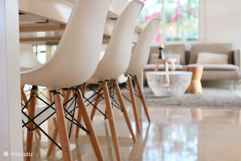 Das Haus ist hell und modern mit Designermöbeln. Das Erdgeschoss verfügt über drei Türen zur Terrasse für einen wunderbaren Indoor-Outdoor-Erlebnis. Dies ist der Esstisch im Inneren mit Blick auf den Sitzbereich.