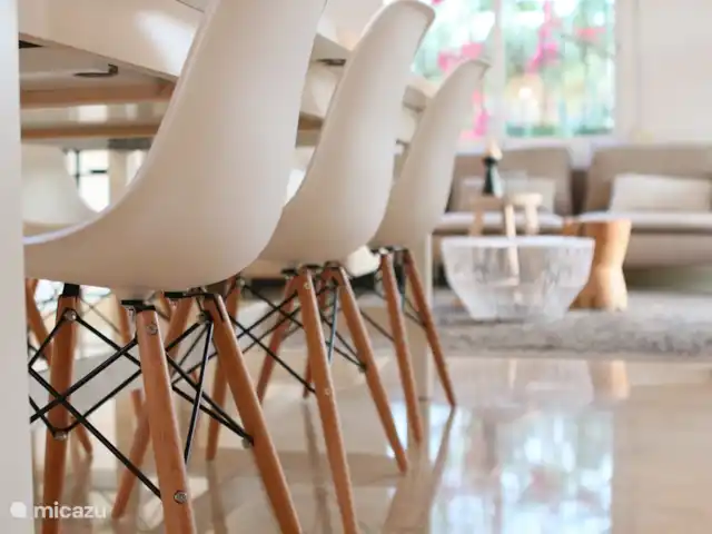 Casa Condes de Iza huren in Spanje, Costa del Sol, Marbella - vakantiehuis Het huis is licht en modern ingericht met designmeubelen. De begane grond biedt 3 deuren naar het terras, voor een heerlijke binnen-buiten beleving. Dit is de eettafel binnen, met zicht op de zithoek.