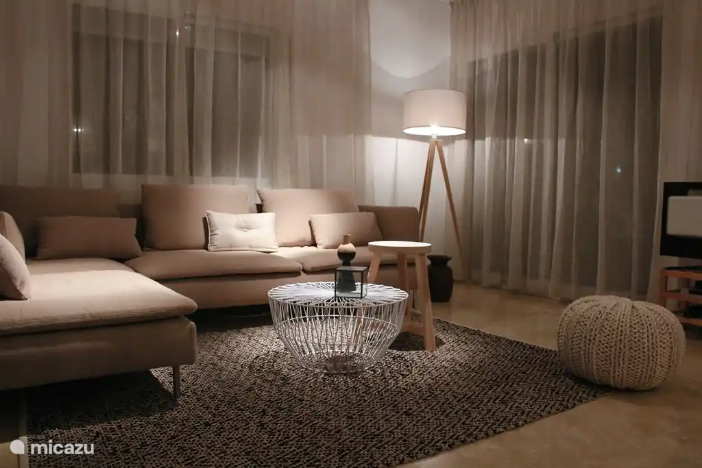 Dies ist die Sitzecke, mit Abblendlicht und Stehleuchten schaffen eine gemütliche Atmosphäre und zwei große Schiebetüren zur Terrasse. Der TV empfängt alle niederländischen Kanälen.