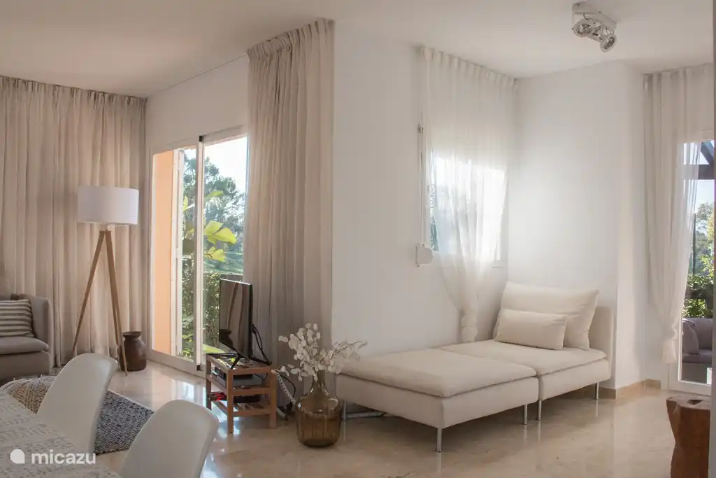 Das geräumige Wohnzimmer mit 2 Türen zur Terrasse für ein optimales Innen-Außen-Erlebnis.