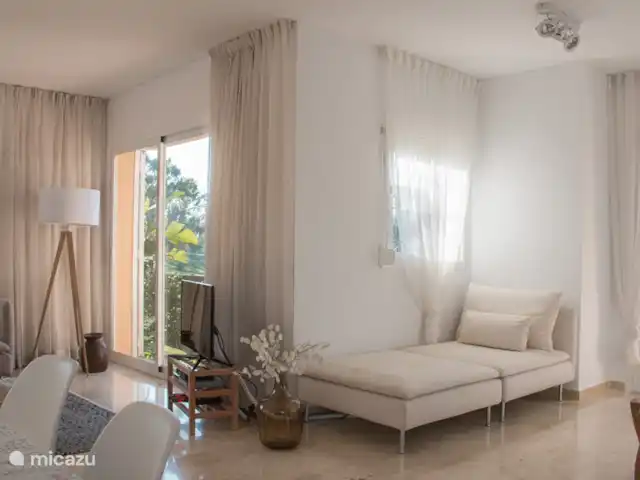 Casa Condes de Iza huren in Spanje, Costa del Sol, Marbella - vakantiehuis de ruime woonkamer met 2 deuren naar het terras voor een optimale binnen-buiten beleving.