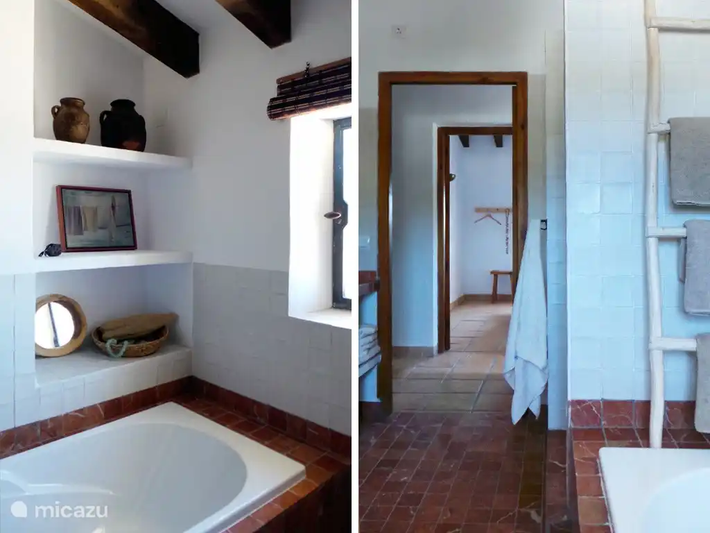 Obergeschoss: Bad mit Badewanne, WC und separater Dusche.