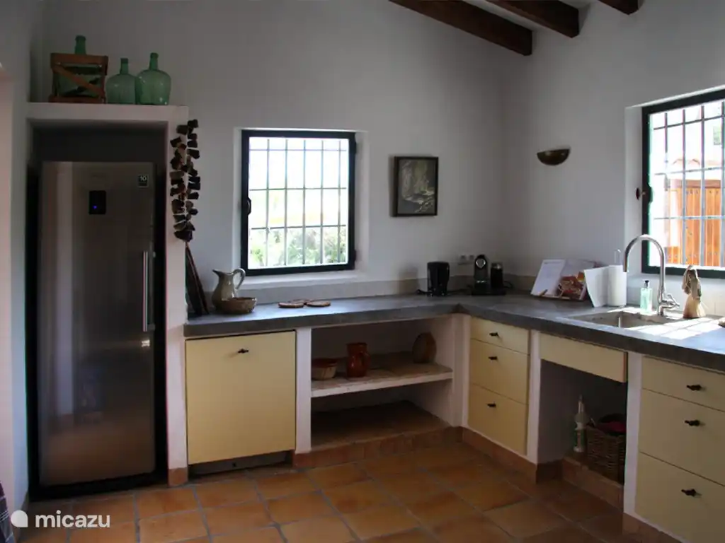 Die geräumige Küche ist mit allen modernen Geräten, eine Nespresso-Kaffeemaschine, großer Kühlschrank, Backofen, Mikrowelle, Geschirrspüler und verschiedene Kochbücher.