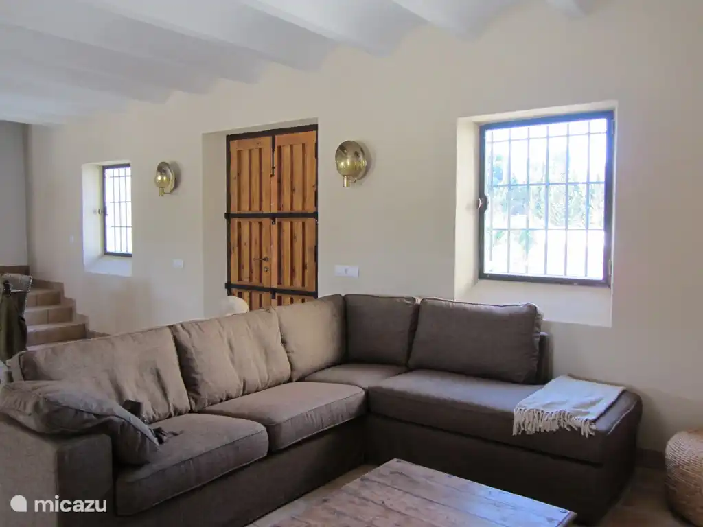 Wohnzimmer mit großer Lounge-Sofa.