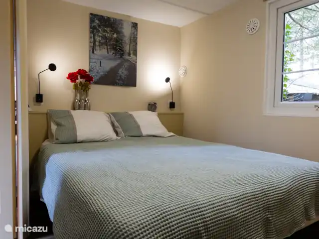 La martre des arbres | Pays-Bas, Gueldre, Emst (Epe) - chalet Chambre entièrement rénovée avec un joli lit (150 cm de large).