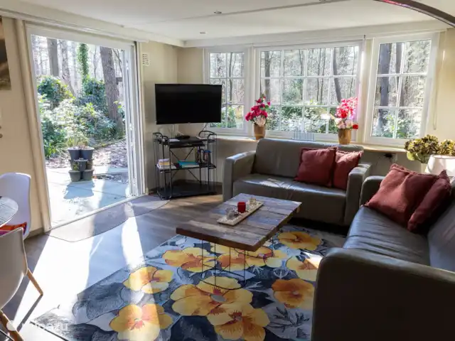 La martre des arbres | Pays-Bas, Gueldre, Emst (Epe) - chalet Le coin salon confortable avec des portes-fenêtres donnant sur la terrasse.