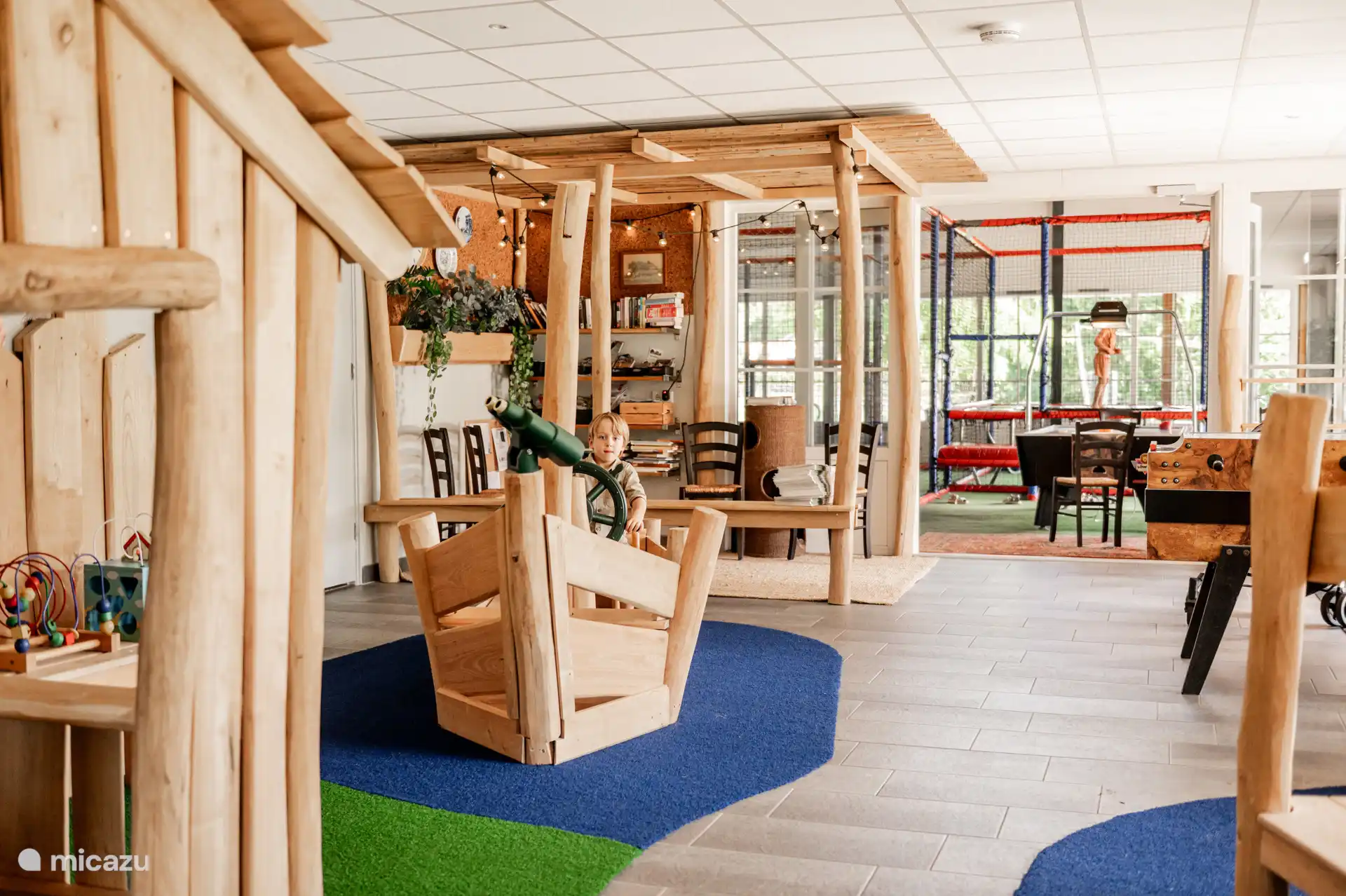 Speelhuis (winters verwarmd) met oa pannakooi, trampoline, tafeltennis, airhockey, leeshoekje, dreumes hoekje