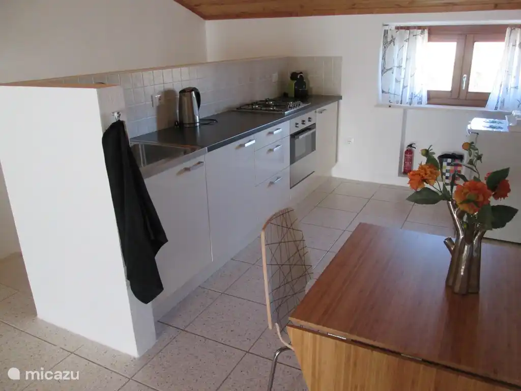 Die Küche mit Essecke (konvertiert zu 4 Personen).