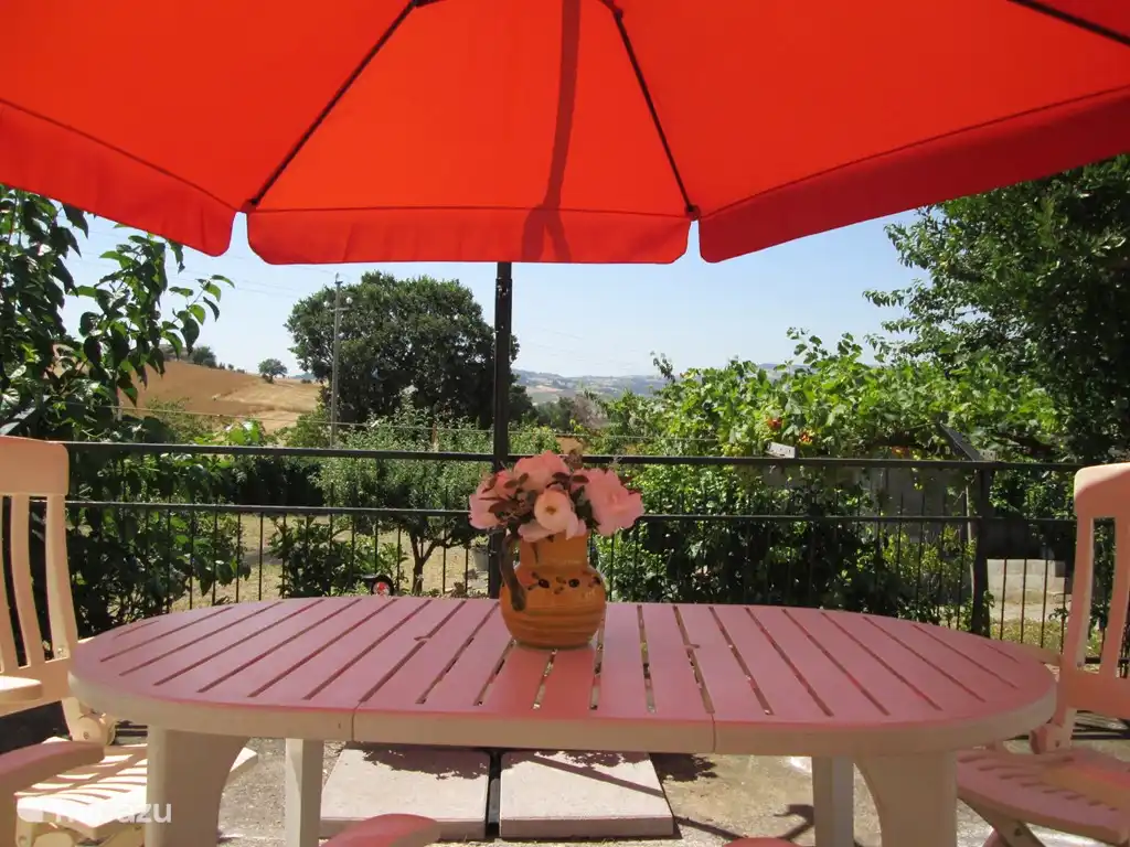 Die Terrasse an der Seite des Hauses