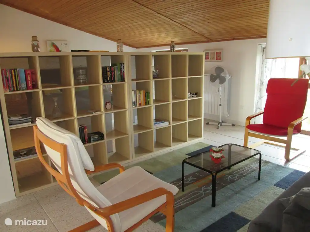 Wohn-Sitzbereich mit Raumteiler