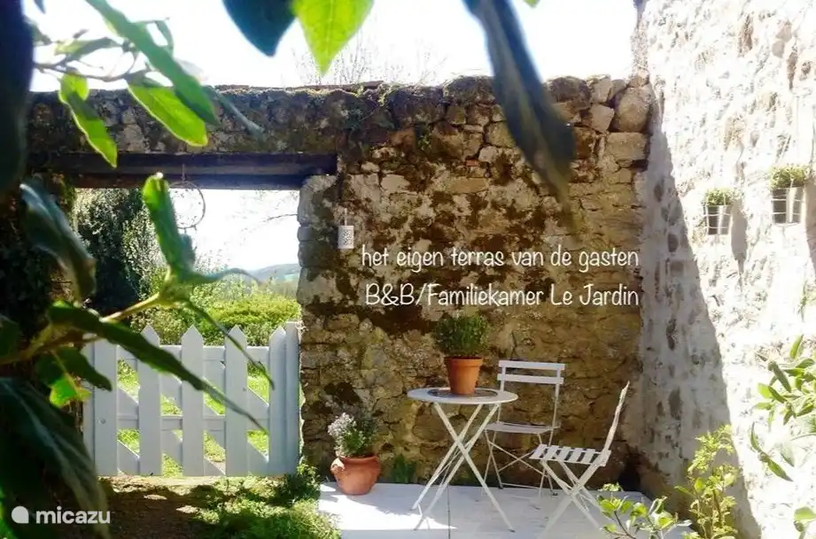 Het eigen terras van Familiekamer Le Jardin