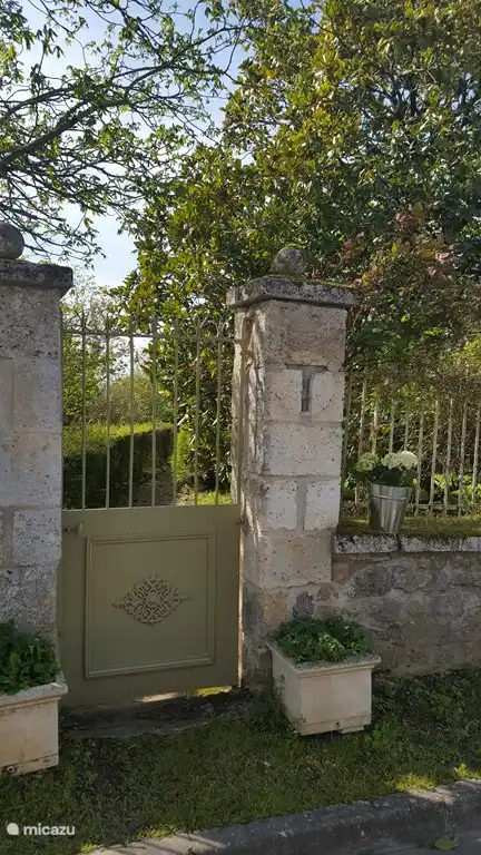 Domaine Charente...bij ons kom je thuis, na een dagje uit. Verkoeling aan het zwembad, of met een boek in de schaduw van de kastanje of appelgaard...
