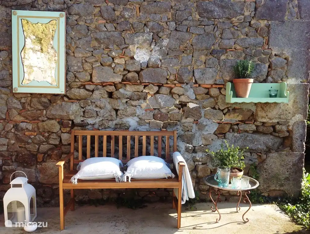 Het eigen terras van Le Jardin, met prachtig uitzicht over de heuvels.