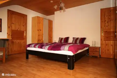 Vakantiehuis Duitsland, Moezel, Veldenz vakantiehuis Zum Hollander Master bedroom met eigen badkamer