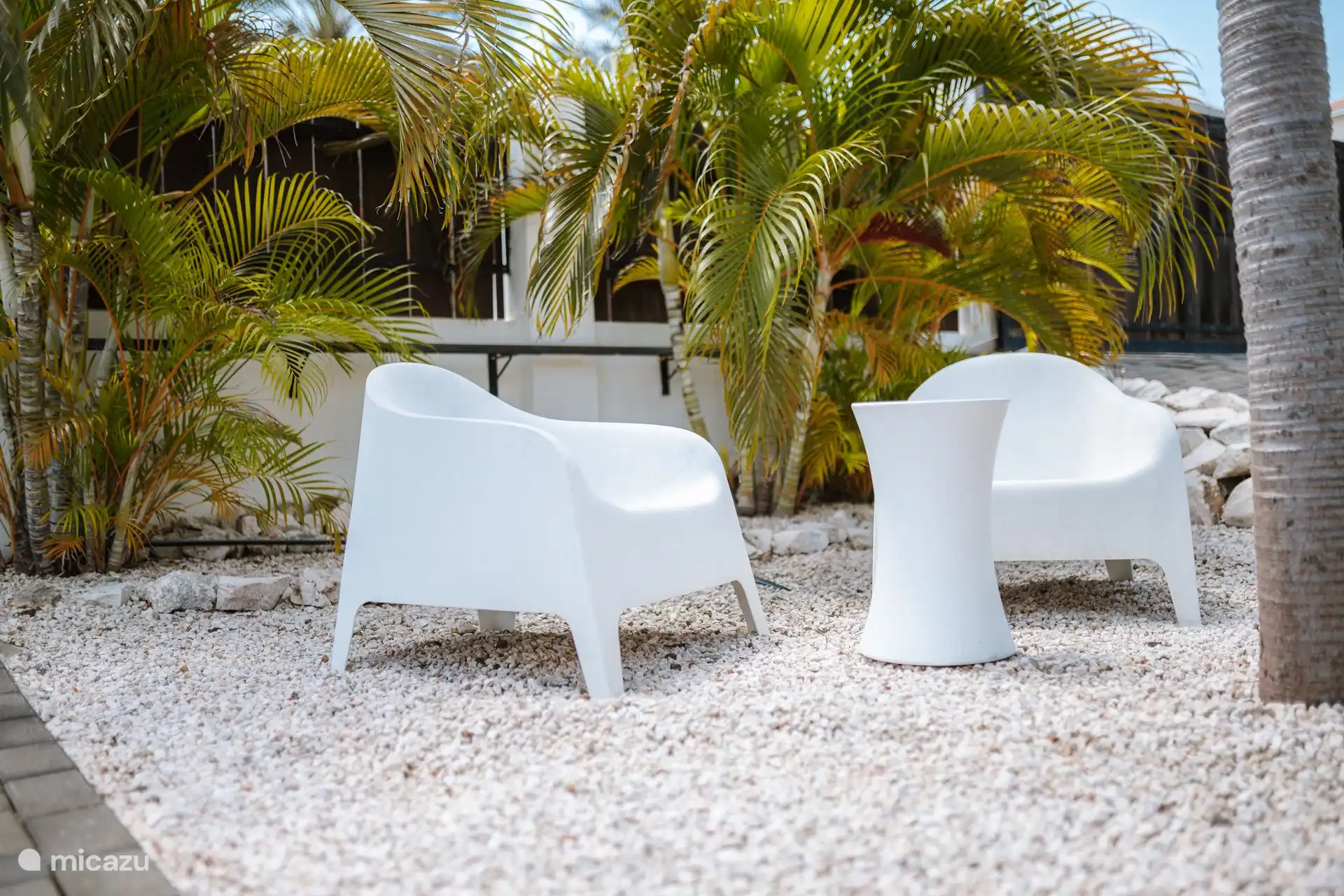 Places assises à l’extérieur à l’entrée