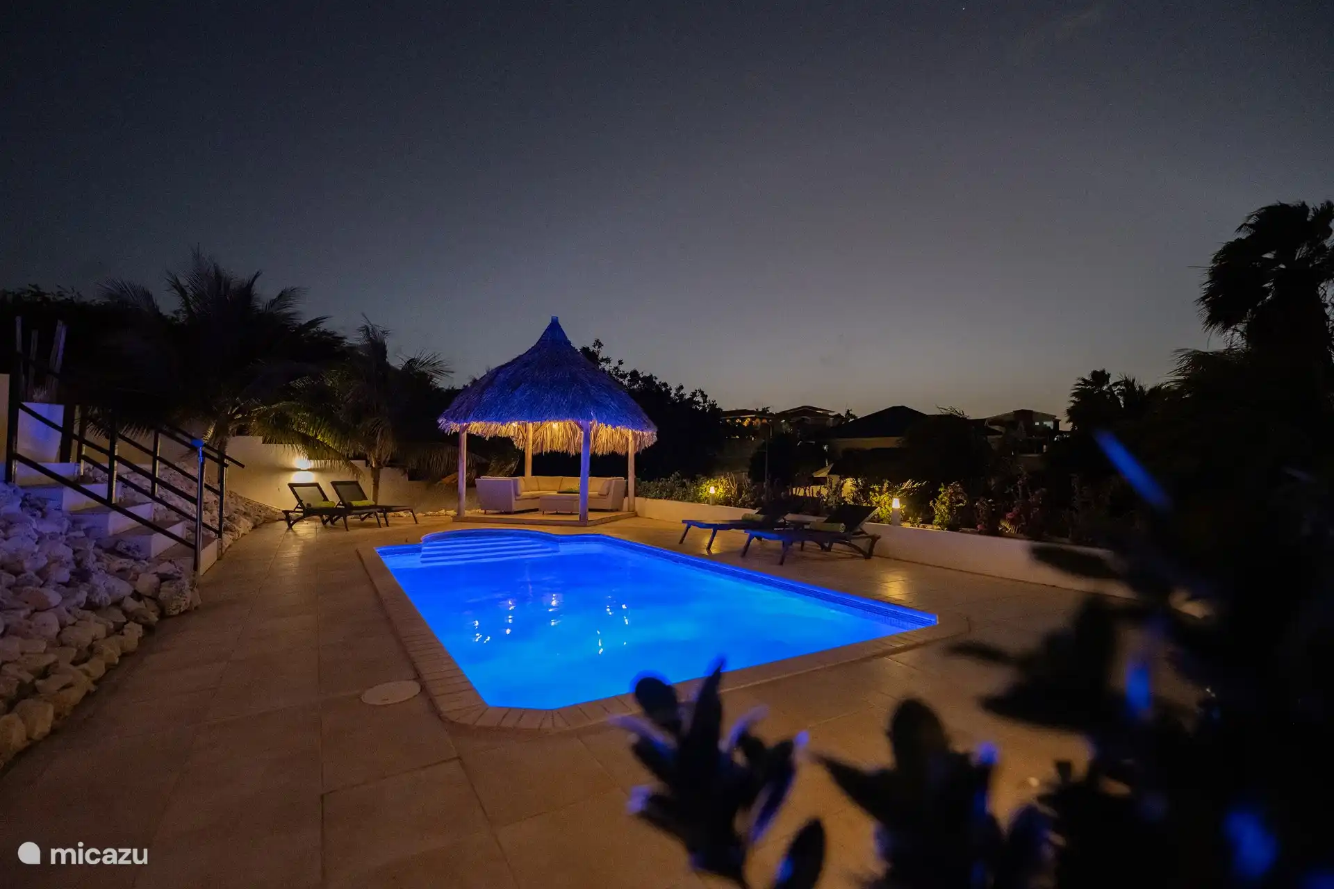 Piscine à la tombée de la nuit