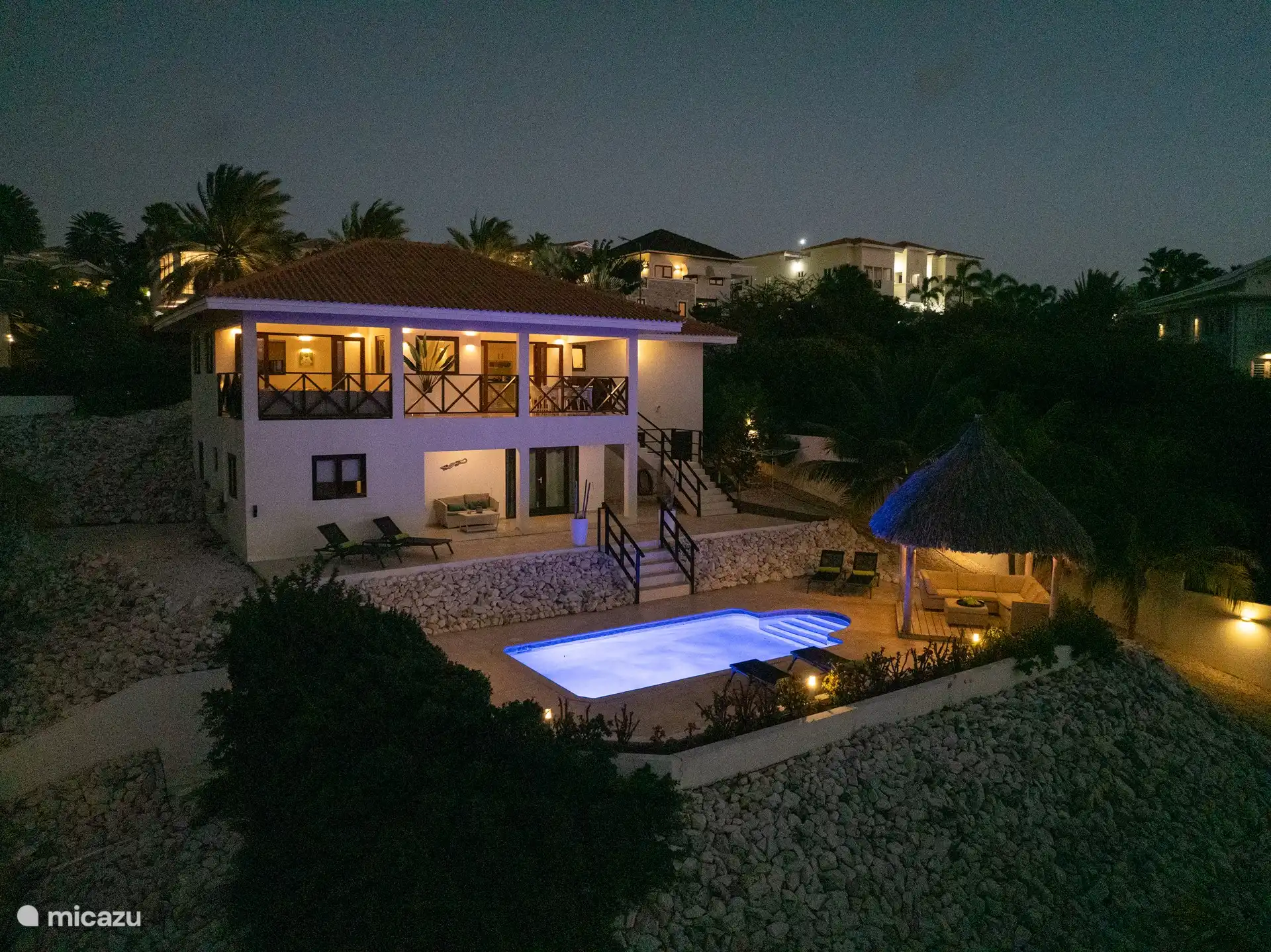 Vue sur la villa à la lumière du soir