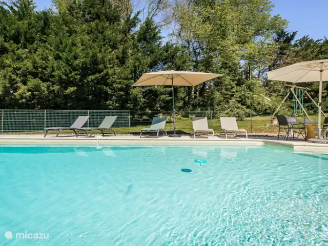 Casalle | France, Lot, Montcléra - maison de vacances Beaucoup de chaises longues au bord de la piscine