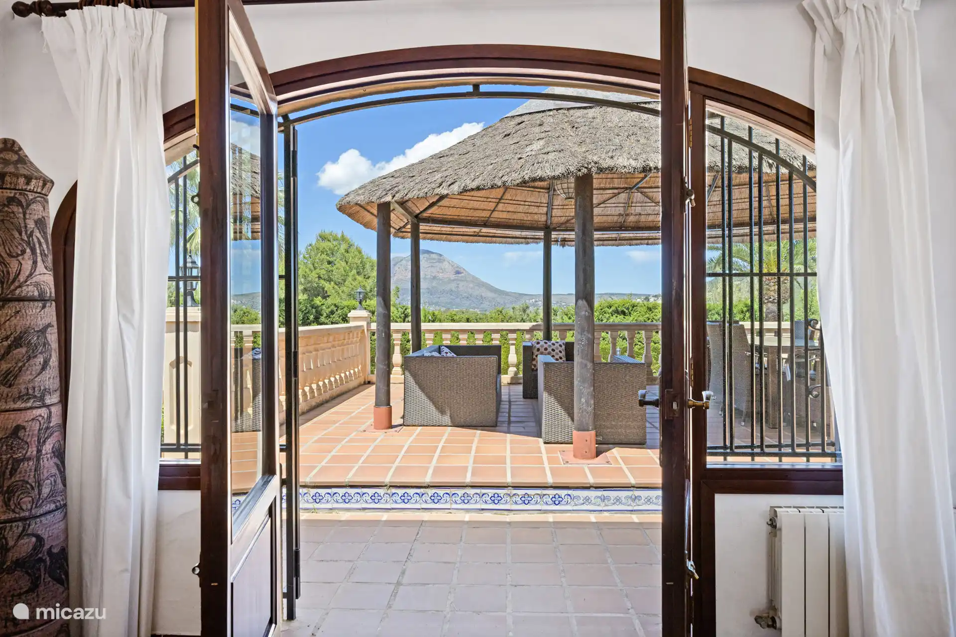 Stap vanuit de woonkamer direct het terras op en geniet van dit adembenemende uitzicht op de Montgo. De schaduwrijke palapa maakt het plaatje compleet!