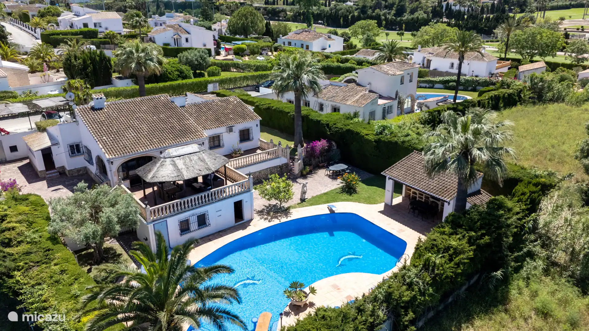 Jouw eigen stukje Spanje een sfeervolle villa met privézwembad, palmen en een prachtig terras. Ontspanning gegarandeerd!