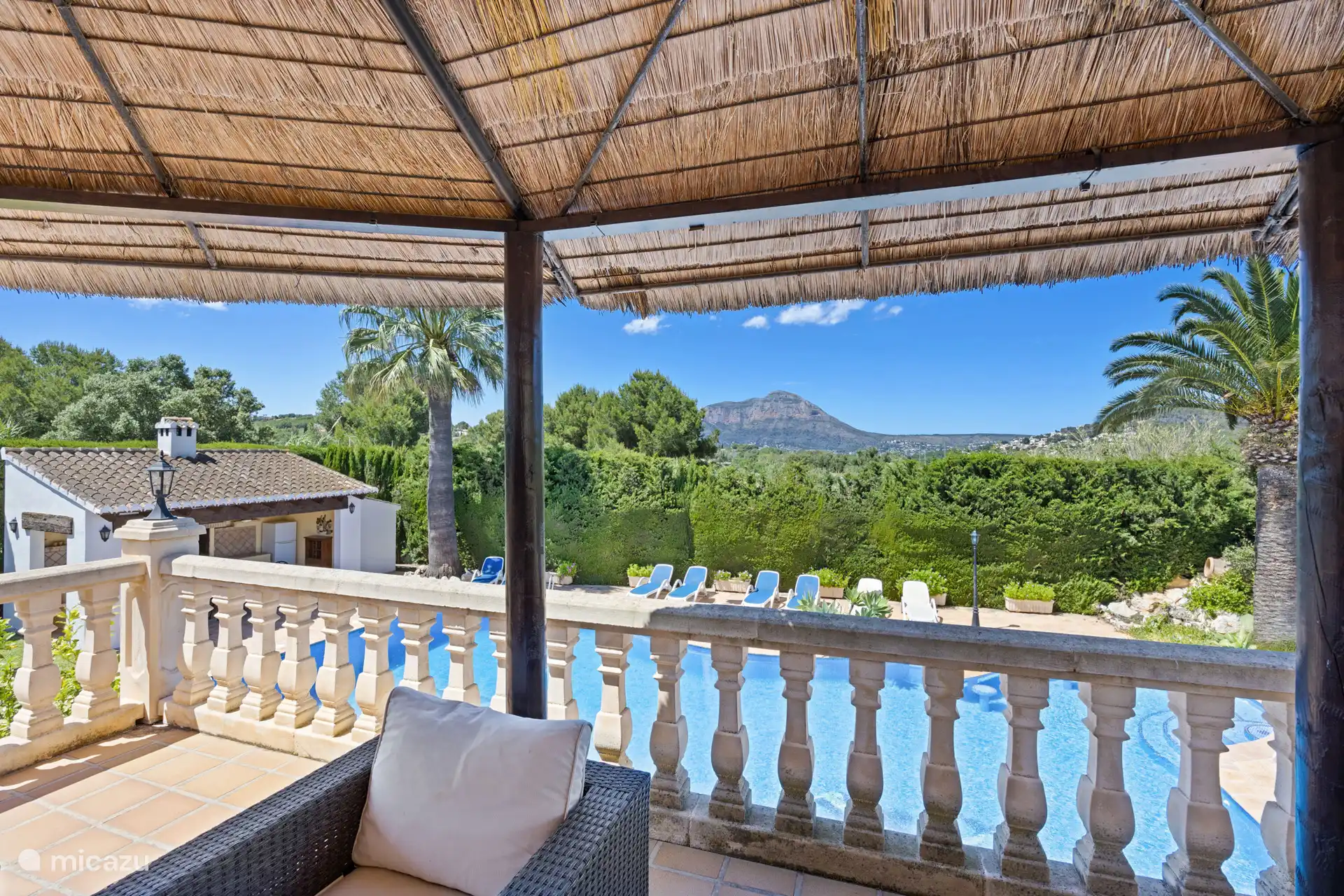 Vanuit de palapa heb je het beste uitzicht van de villa: het glinsterende zwembad beneden en de majestueuze Montgo aan de horizon. Hier wil je elke ochtend beginnen!