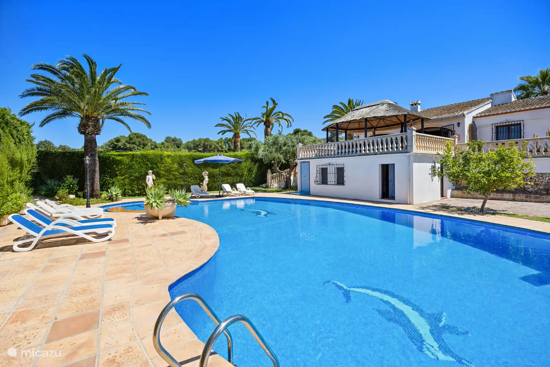 Stap de trap af en het verfrissende water in! Met de villa, palapa en palmen als decor is dit zwembad het absolute middelpunt van een heerlijke vakantie.