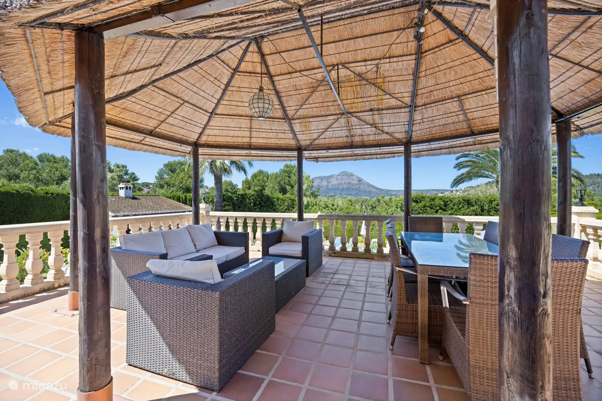 Lunchen, relaxen of genieten van het uitzicht op de Montgo  in deze ruime palapa met lounge en eettafel doe je het allemaal. De mooiste plek van de villa!