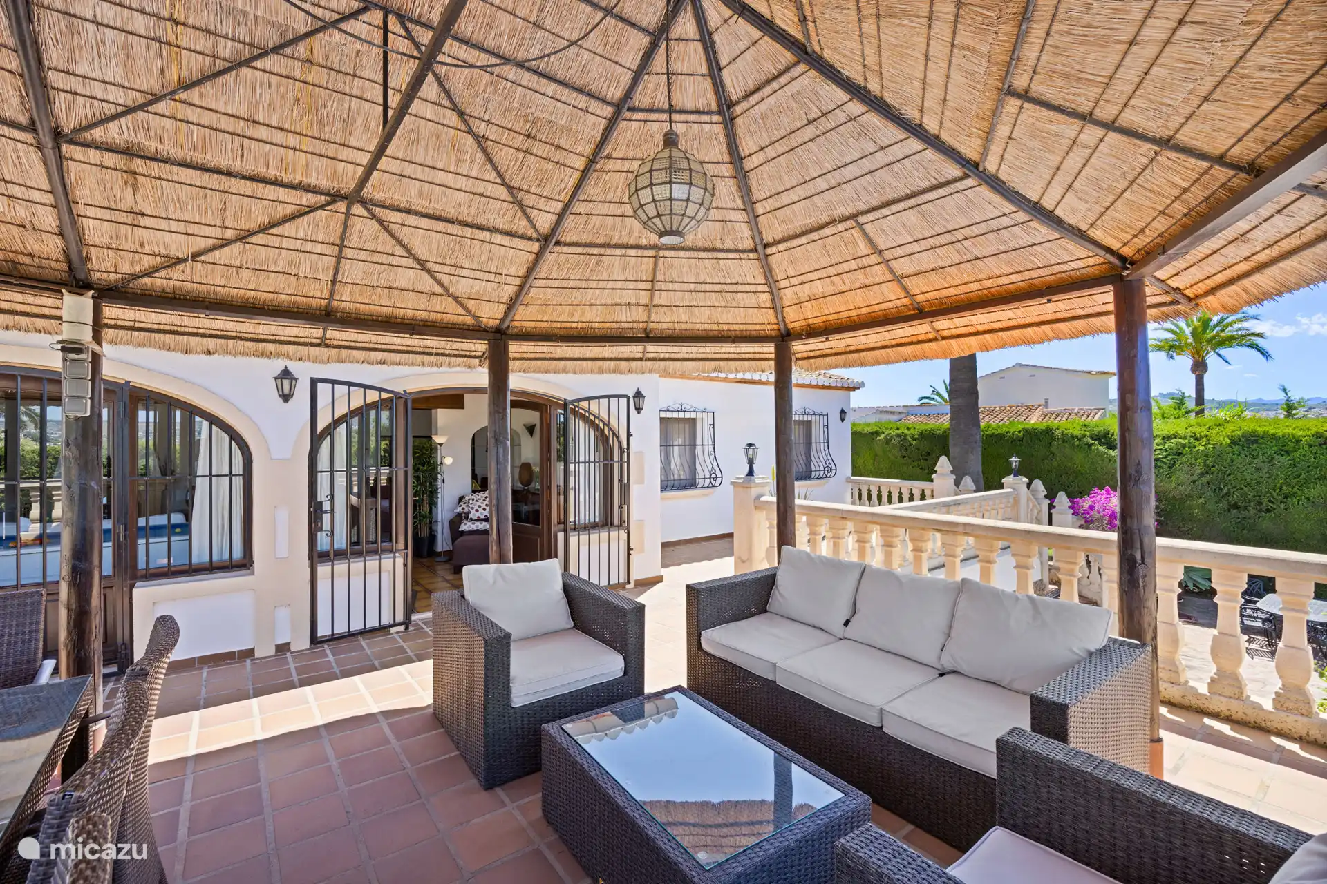 Vanuit de palapa heb je het beste uitzicht van de villa: het glinsterende zwembad beneden en de majestueuze Montgo aan de horizon. Hier wil je elke ochtend beginnen!