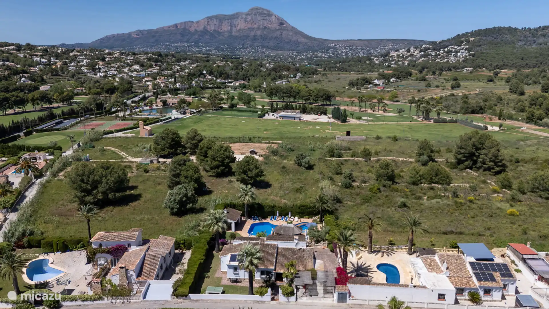 Wakker worden met dit uitzicht — de Montgo als indrukwekkende achtergrond en de villa als jouw thuis voor de vakantie. Welkom in het mooiste stukje Javea!