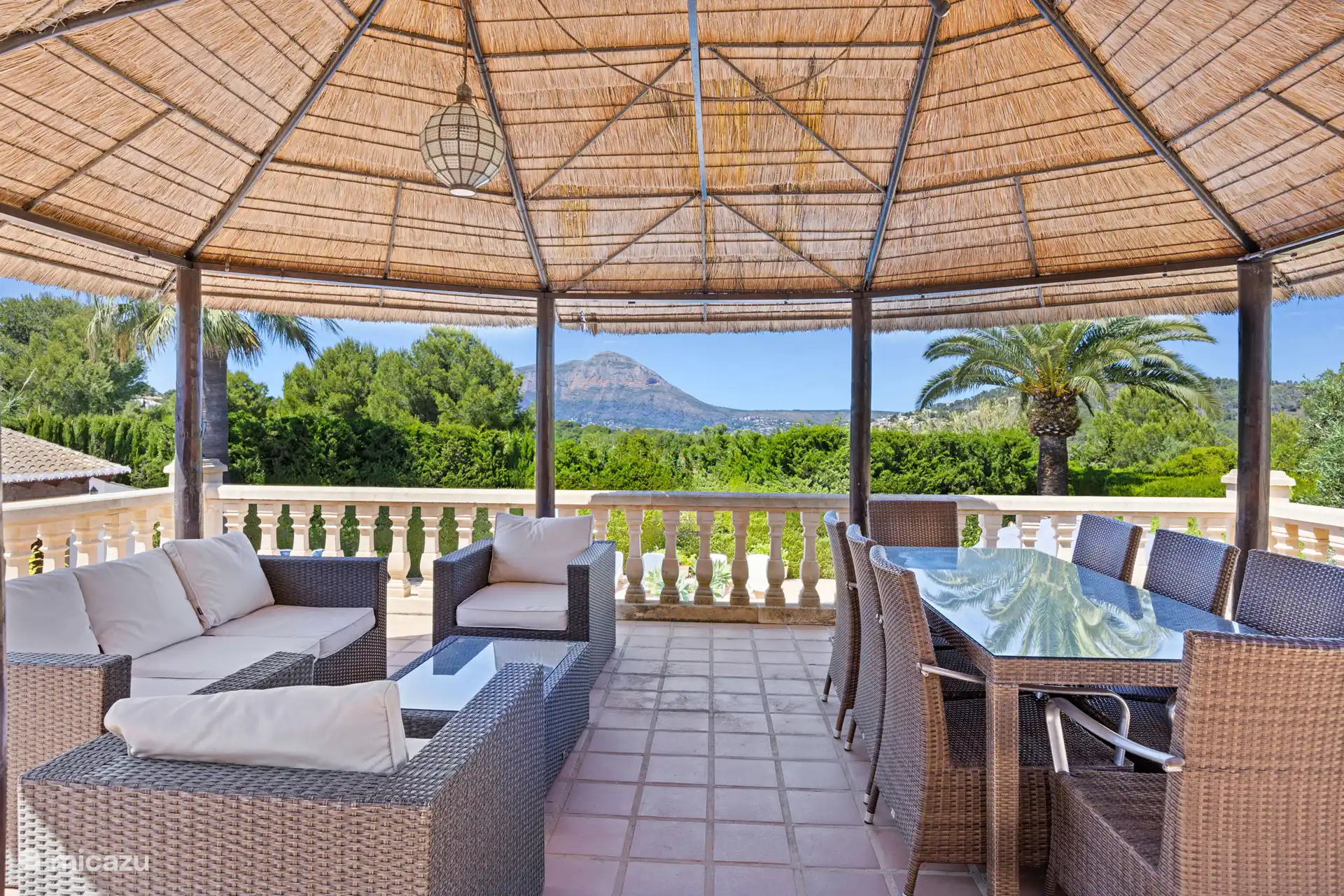 Hier komt de hele groep samen. Een ruime palapa met comfortabele lounge, grote eettafel en een spectaculair uitzicht op de Montgo en de tuin. Onvergetelijke avonden gegarandeerd!