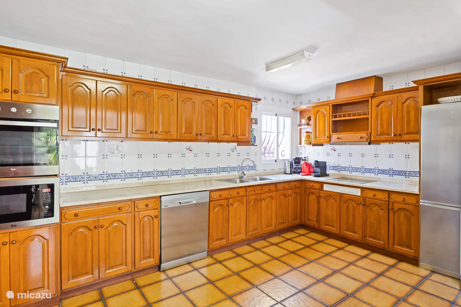 Koken wordt een feestje in deze sfeervolle keuken! Ruim opgezet, volledig uitgerust en met een warm Spaans karakter gezellig samen aan de slag voor een heerlijk diner.